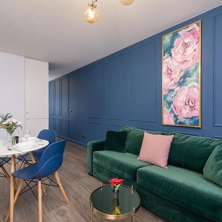 Blue And Green Apartment With Bright Pink Bedroom In Krakow By Noclegi Renters Buitenkant foto