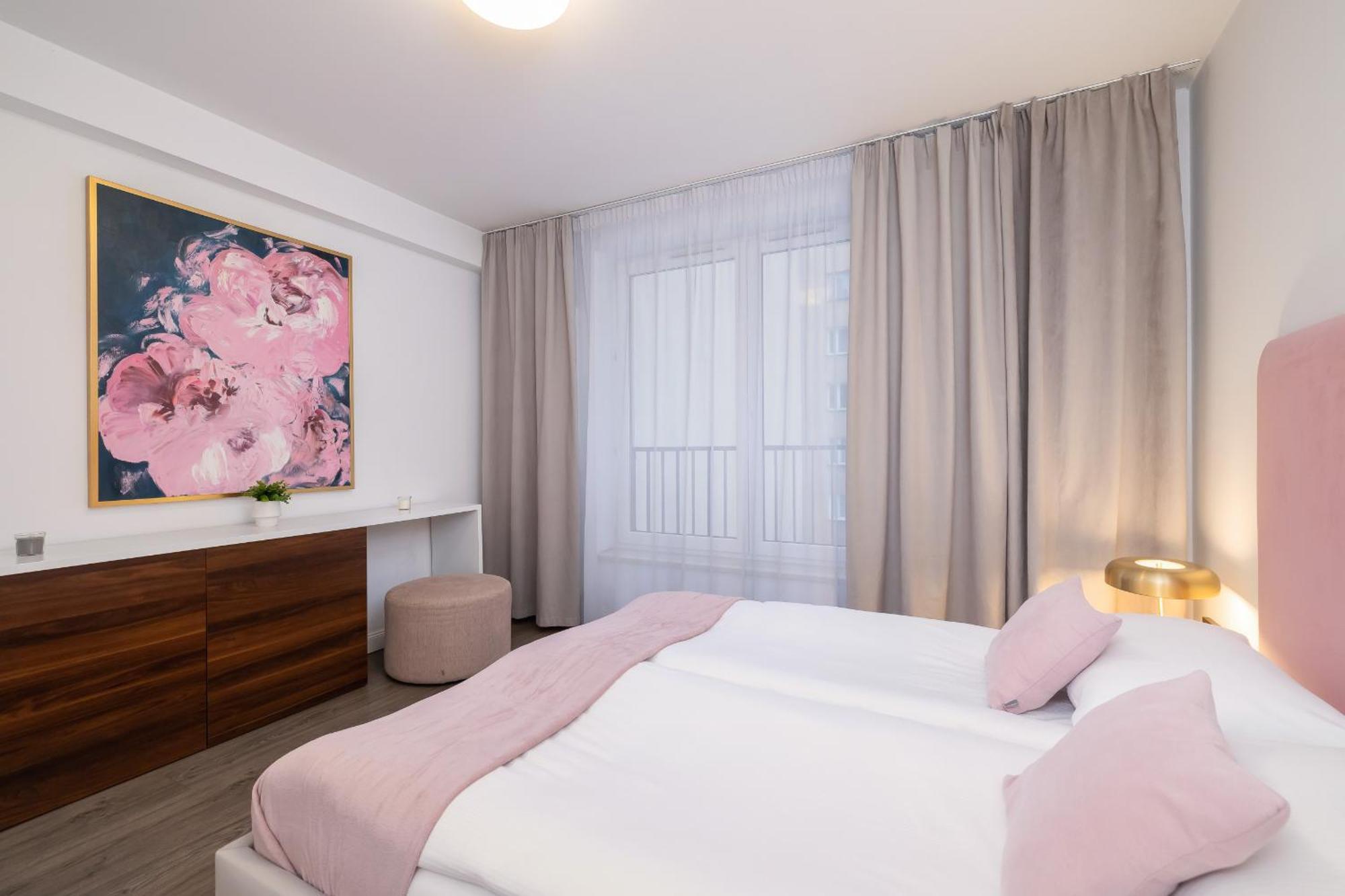 Blue And Green Apartment With Bright Pink Bedroom In Krakow By Noclegi Renters Buitenkant foto