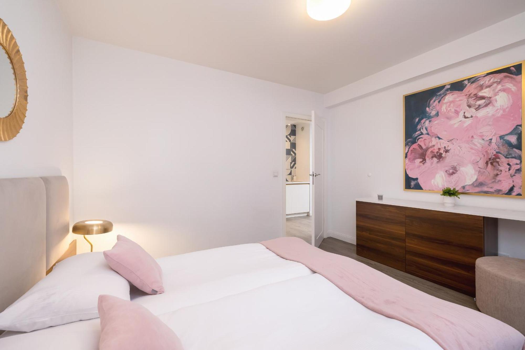 Blue And Green Apartment With Bright Pink Bedroom In Krakow By Noclegi Renters Buitenkant foto