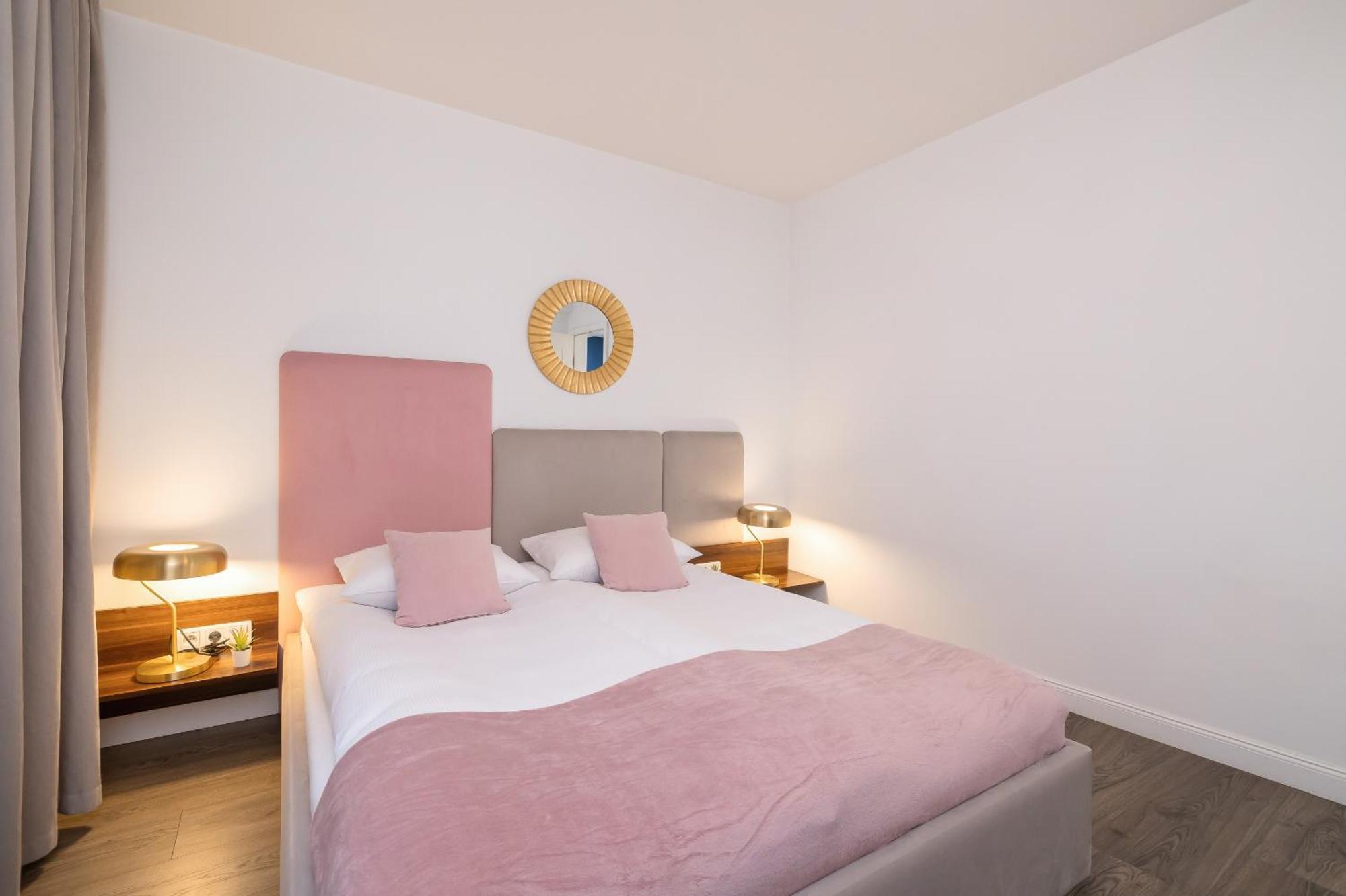 Blue And Green Apartment With Bright Pink Bedroom In Krakow By Noclegi Renters Buitenkant foto