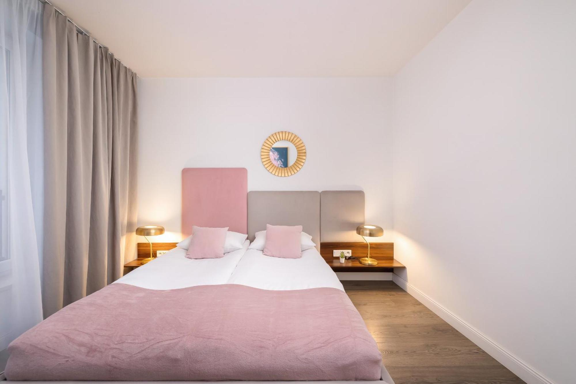 Blue And Green Apartment With Bright Pink Bedroom In Krakow By Noclegi Renters Buitenkant foto