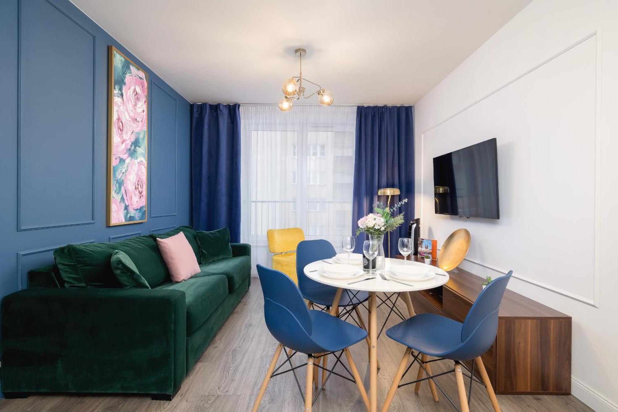 Blue And Green Apartment With Bright Pink Bedroom In Krakow By Noclegi Renters Buitenkant foto