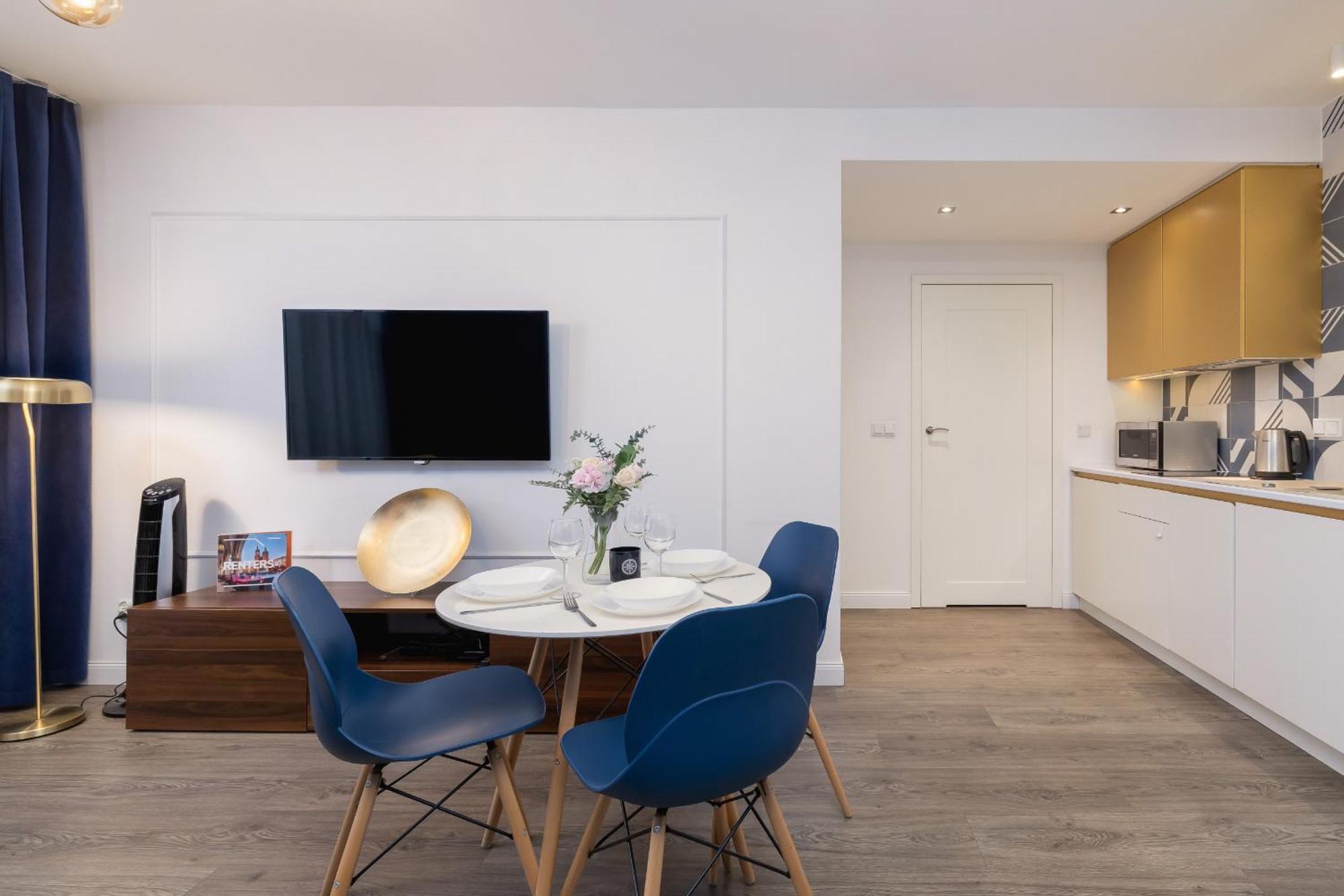 Blue And Green Apartment With Bright Pink Bedroom In Krakow By Noclegi Renters Buitenkant foto