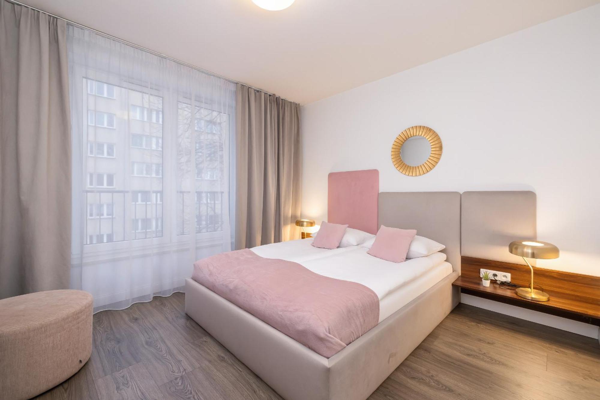 Blue And Green Apartment With Bright Pink Bedroom In Krakow By Noclegi Renters Buitenkant foto
