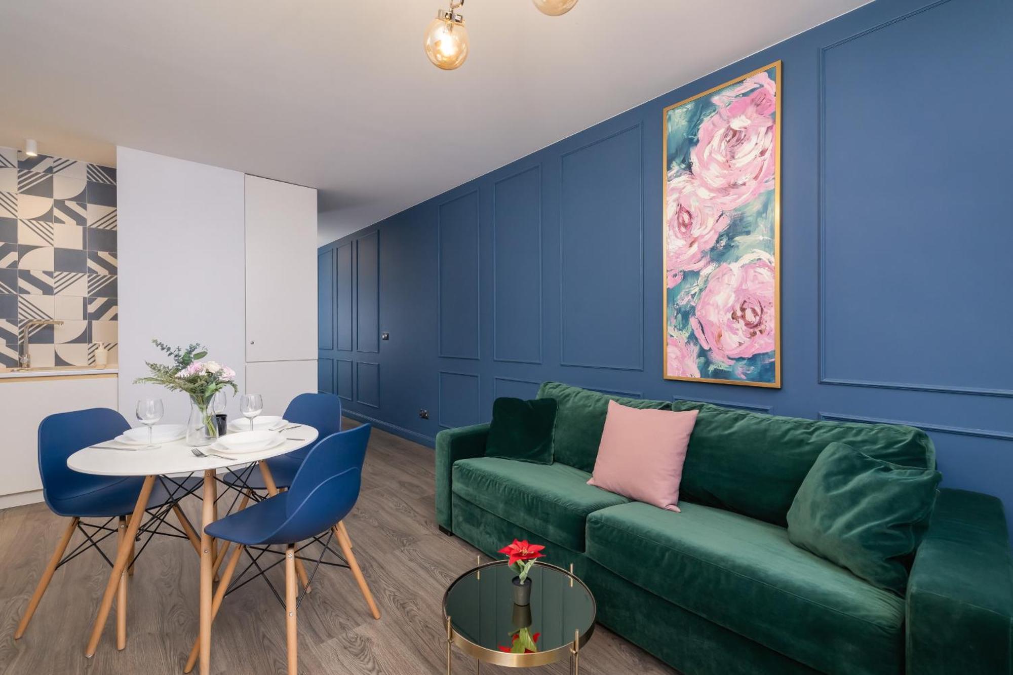Blue And Green Apartment With Bright Pink Bedroom In Krakow By Noclegi Renters Buitenkant foto